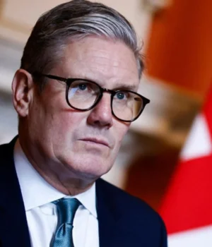 Стармер-скликав-екстрену-нараду-через-загрозу-економіці-Британії-на-тлі-війни-з-Іраном