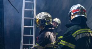 Масована повітряна атака на Одеську область: безпілотники завдали удару по цивільній інфраструктурі “Шахеди” масовано накрили передмістя Одеси: пошкоджено будинки та склад в порту