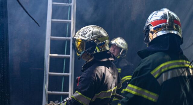 Масована повітряна атака на Одеську область: безпілотники завдали удару по цивільній інфраструктурі “Шахеди” масовано накрили передмістя Одеси: пошкоджено будинки та склад в порту