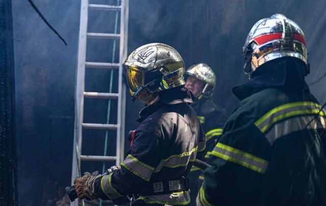 Масована повітряна атака на Одеську область: безпілотники завдали удару по цивільній інфраструктурі “Шахеди” масовано накрили передмістя Одеси: пошкоджено будинки та склад в порту