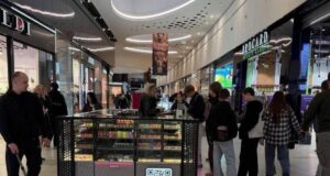 “Норма” вихідного дня: підлітки масово купують вейпи у столичному ТРЦ “Норма”-вихідного-дня:-підлітки-масово-купують-вейпи-у-столичному-ТРЦ
