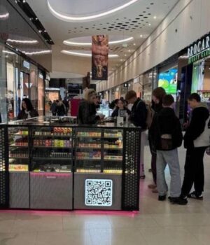 “Норма”-вихідного-дня:-підлітки-масово-купують-вейпи-у-столичному-ТРЦ