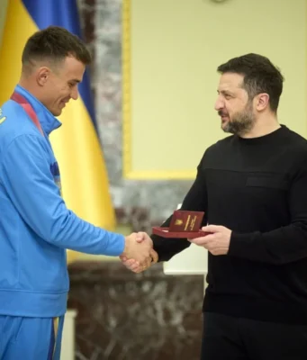 Зеленський відзначив паралімпійців, які здобули медалі на зимових Іграх в Італії Зеленський-нагородив-паралімпійців-за-тріумф-на-зимових-Іграх-в-Італії