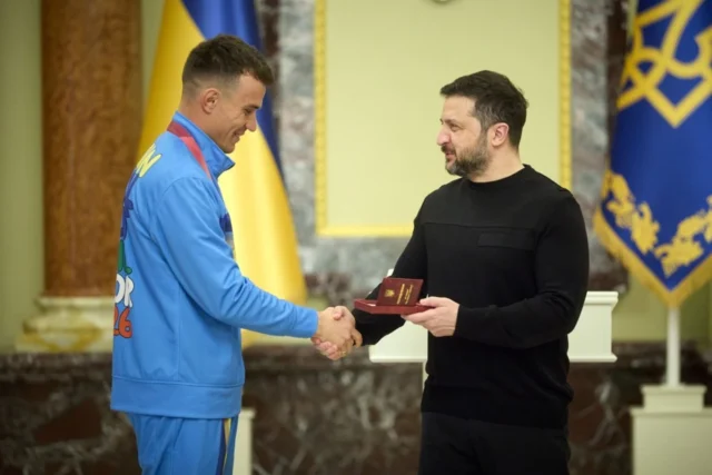 Зеленський відзначив паралімпійців, які здобули медалі на зимових Іграх в Італії Зеленський-нагородив-паралімпійців-за-тріумф-на-зимових-Іграх-в-Італії