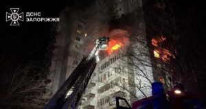 Дівчину забрала “швидка”, а її чоловік загинув: у Запоріжжі РФ ударила по сім’ї переселенців (фото) Дівчину-забрала-“швидка”,-а її чоловік-загинув:-у Запоріжжі-РФ ударила-по сім’ї-переселенців-(фото)