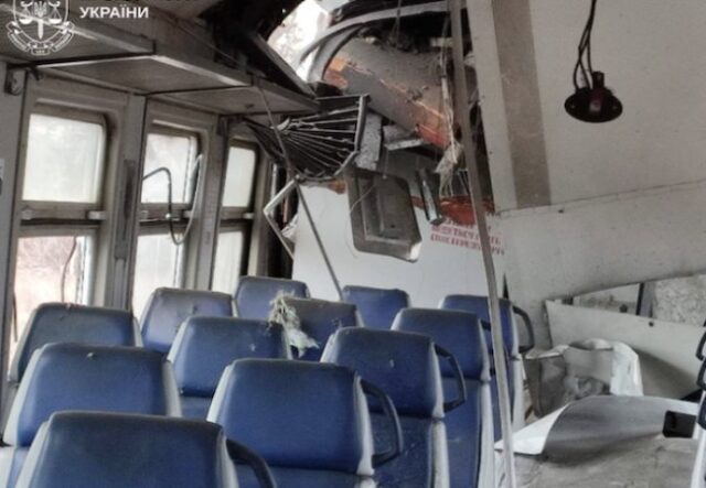 Пряме влучання у вагон: Росія вдарила дроном по поїзду на Харківщині, загинув пасажир Пряме-влучання-у-вагон:-Росія-вдарила-дроном-по-поїзду-на-Харківщині,-загинув-пасажир