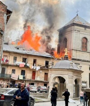 У центрі Львова приліт дрона: горить житловий будинок, постраждала спадщина ЮНЕСКО
