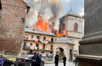 Російські удари по Львову: пошкоджено об’єкти спадщини ЮНЕСКО У центрі Львова приліт дрона: горить житловий будинок, постраждала спадщина ЮНЕСКО