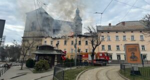 Російський обстріл Львова: 32 поранених та пошкодження історичних будівель Бойові-медики-першими-прибули-на-місце-удару-дронами-у-Львові.-Наслідки-російського-обстрілу