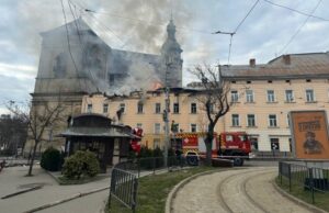 Російський обстріл Львова: 32 поранених та пошкодження історичних будівель Бойові-медики-першими-прибули-на-місце-удару-дронами-у-Львові.-Наслідки-російського-обстрілу