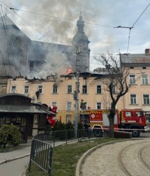 Бойові-медики-першими-прибули-на-місце-удару-дронами-у-Львові.-Наслідки-російського-обстрілу