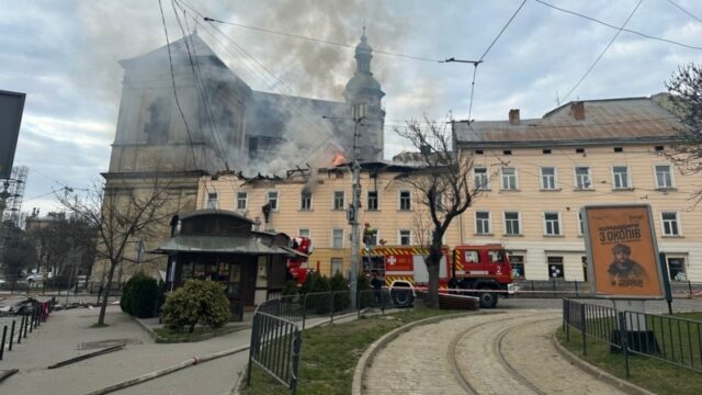 Російський обстріл Львова: 32 поранених та пошкодження історичних будівель Бойові-медики-першими-прибули-на-місце-удару-дронами-у-Львові.-Наслідки-російського-обстрілу