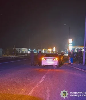 Під-Києвом-сталася-ДТП-за-участю-поліцейського-–-toyota-збила-20-річну-дівчину-на-переході