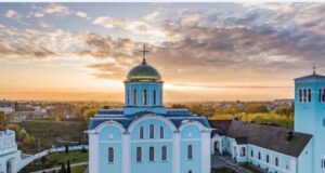 У Володимирі оштрафували матір підлітка, який пошкодив двері Успенського собору У-Володимирі-оштрафували-матір-підлітка,-який-пошкодив-двері-Успенського-собору