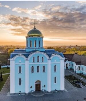 У-Володимирі-оштрафували-матір-підлітка,-який-пошкодив-двері-Успенського-собору