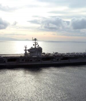 Небо-на-замку:-як-потужний-uss-abraham-lincoln-перетворює-іранські-літаки-на-мотлох