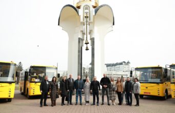 Громади Волині отримали чотири нові шкільні автобуси Громади-Волині-отримали-чотири-нові-шкільні-автобуси