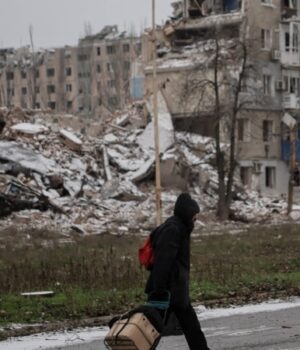 Між-прольотами-дронів-і-ударами-КАБів.-Як-вчителька-у-розбитій-Костянтинівці-збирається-садити-город Між-прольотами-дронів-і-ударами-КАБів.-Як-вчителька-у-розбитій-Костянтинівці-збирається-садити-город