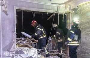 РФ вдарила по житловому будинку в обласному центрі: дрон розніс квартири, є поранені (фото) РФ-вдарила-по-житловому-будинку-в-обласному-центрі:-дрон-розніс-квартири,-є-поранені-(фото)