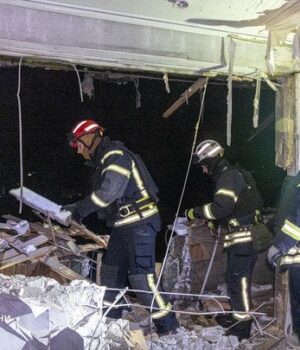 РФ-вдарила-по-житловому-будинку-в-обласному-центрі:-дрон-розніс-квартири,-є-поранені-(фото) РФ-вдарила-по-житловому-будинку-в-обласному-центрі:-дрон-розніс-квартири,-є-поранені-(фото)