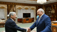 Спецпосланець США розповів про зустрічі з Лукашенком та звільнення політв’язнів Як-представник-Трампа-пив-горілку-з-Лукашенком:-“Мені-не-можна-було-напиватись-у-зюзю”