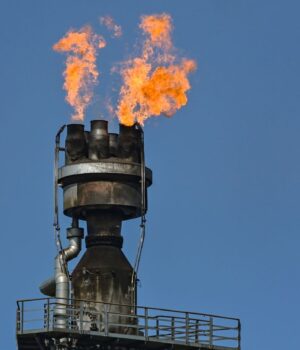 Пожежа на нафтотерміналі Приморська спалахнула з новою силою: супутникові знімки