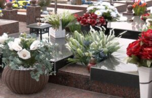 Рослини, які не зникають: що відбувається зі штучними квітами з кладовищ Луцька Рослини,-які-не-зникають:-що-відбувається-зі-штучними-квітами-з-кладовищ-Луцька