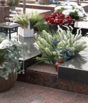 Рослини,-які-не-зникають:-що-відбувається-зі-штучними-квітами-з-кладовищ-Луцька Рослини,-які-не-зникають:-що-відбувається-зі-штучними-квітами-з-кладовищ-Луцька