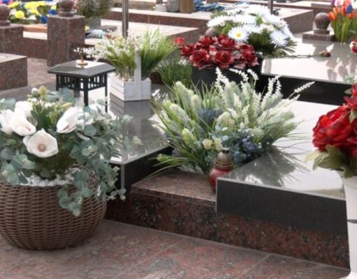 Рослини, які не зникають: що відбувається зі штучними квітами з кладовищ Луцька Рослини,-які-не-зникають:-що-відбувається-зі-штучними-квітами-з-кладовищ-Луцька