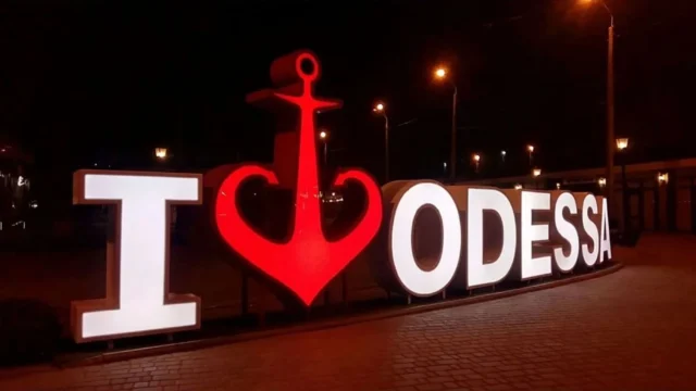 Російська атака на Одесу: пошкоджено пологовий будинок і житлові будинки Окупанти-вдарили-по-пологовому-будинку-та-приватному-сектору-в-Одесі:-багато-поранених