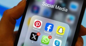 Індонезія запроваджує обмеження для дітей у соцмережах: нові правила та їх наслідки Ще один удар по соцмережах: Індонезія ввела обмеження для дітей до 16 років