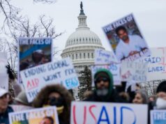 Протести в США під гаслом “Без королів”: що сталося 28 березня У США спалахнула нова хвиля протестів під гаслом “Без королів”