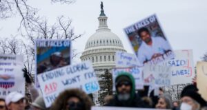 Протести в США під гаслом “Без королів”: що сталося 28 березня У США спалахнула нова хвиля протестів під гаслом “Без королів”