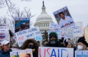 Протести в США під гаслом “Без королів”: що сталося 28 березня У США спалахнула нова хвиля протестів під гаслом “Без королів”