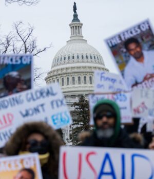 kapitoliy_ssha_miting_na_pidtrimku_usaid_gettyimages_2197244841_5b5503abec38d5c8fddb269c8f4c5b7419.jpg У США спалахнула нова хвиля протестів під гаслом “Без королів”
