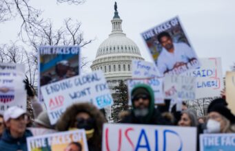 Протести в США під гаслом “Без королів”: що сталося 28 березня У США спалахнула нова хвиля протестів під гаслом “Без королів”