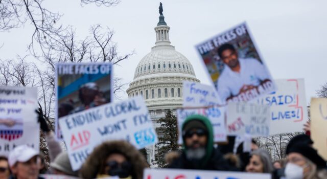 Протести в США під гаслом “Без королів”: що сталося 28 березня У США спалахнула нова хвиля протестів під гаслом “Без королів”