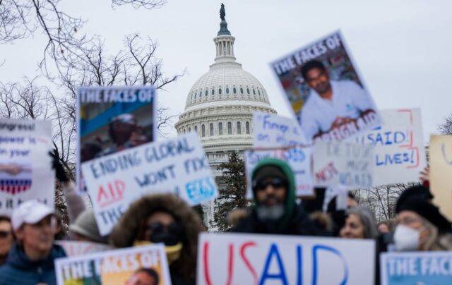 Протести в США під гаслом “Без королів”: що сталося 28 березня У США спалахнула нова хвиля протестів під гаслом “Без королів”