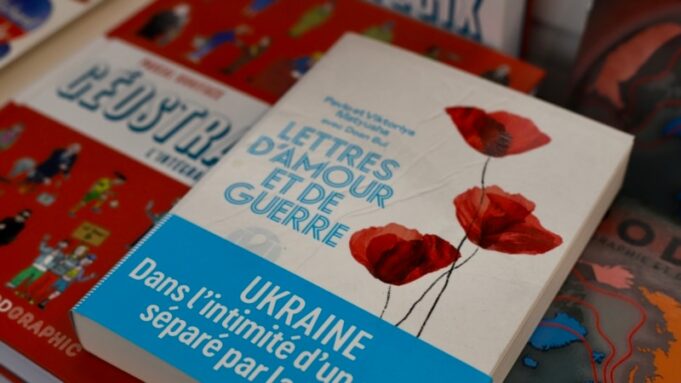 Україна на книжковому ярмарку в Брюсселі: відсутність стенду, але присутність через літературу Книга-про-війну-і-кохання-представила-Україну-на-книжковому-ярмарку-в-Брюсселі