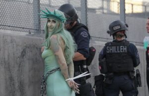 У США арештували 74 учасників протестів проти Трампа У-США-арештували-74-учасників-протестів-проти-Трампа