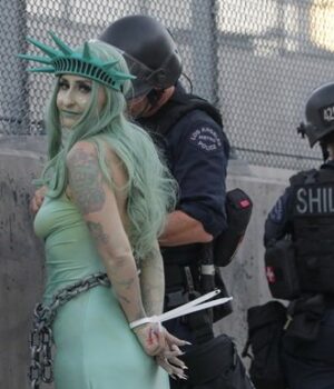 У-США-арештували-74-учасників-протестів-проти-Трампа У-США-арештували-74-учасників-протестів-проти-Трампа