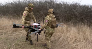 Ситуація на Покровському напрямку: українські військові відбивають атаки російської піхоти Бійці-в-екзоскелетах-та-дрони-бомбери:-як-під-Покровськом-ЗСУ-відбивають-російські-«язички»