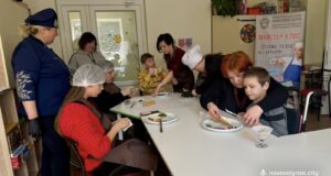 У Нововолинську відбувся майстерклас з приготування фруктового салату та бутербродів У-Нововолинському-Центрі-життєстійкості-провели-майстерклас-із-кулінарії