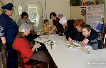 У Нововолинську відбувся майстерклас з приготування фруктового салату та бутербродів У-Нововолинському-Центрі-життєстійкості-провели-майстерклас-із-кулінарії