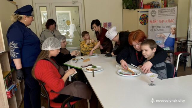 У Нововолинську відбувся майстерклас з приготування фруктового салату та бутербродів У-Нововолинському-Центрі-життєстійкості-провели-майстерклас-із-кулінарії