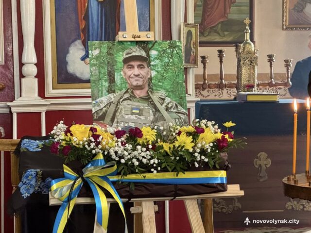 Прощання з Героїм: Нововолинська громада вшанувала пам’ять Василя Шиленіна Нововолинці-провели-в-останню-путь-Захисника-Василя-Шиленіна