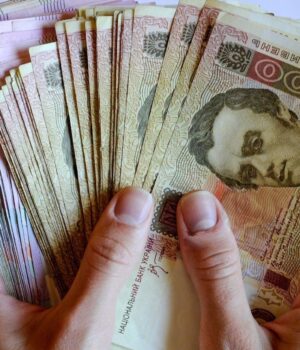 В-Україні-порахували-зарплати-за-минулий-місяць:-кому-платять-найбільше-та-найменше