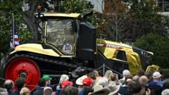 Білий дім запустив сайт для підтримки фермерів, представивши золотий трактор Трамп-запустив-сайт-onlyfarms-для-фермерів-–-і-зустрів-їх-золотим-трактором