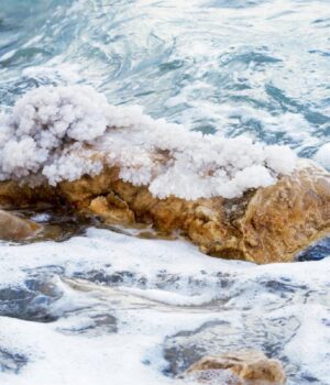 Розміром-із-Сеул-і-в-10-разів-солоніший-за-океан:-що-це-за-унікальне-озеро