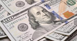 Скільки коштуватиме 100 доларів у квітні: прогноз банкіра Скільки-коштуватиме-100-доларів-у-квітні:-прогноз-банкіра